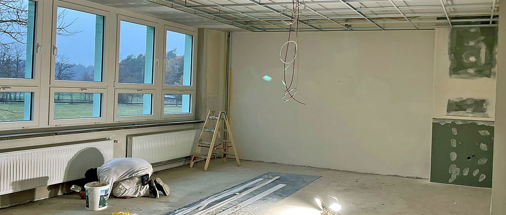 Einer von fünf Klassen- und Fachräumen im Obergeschoss der Griebener Grundschule wird hergerichtet. Künftig gibt es Schallschutzdecken und moderne Böden sowie ein durchgehendes Farbkonzept.