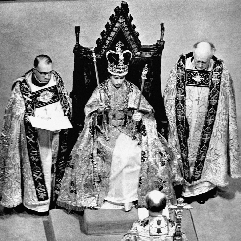 Königin Elizabeth II. trägt bei ihrer Krönung im Jahr 1953 in der Westminster Abbey die Edwardskrone.