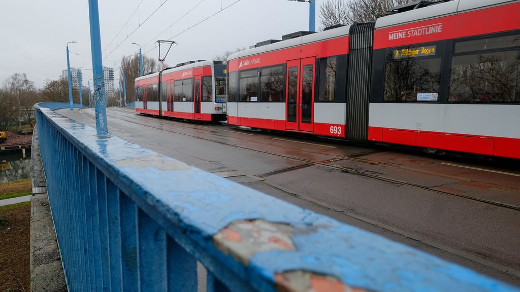 Eine Tram fährt über die Elisabethbrücke in Halle.