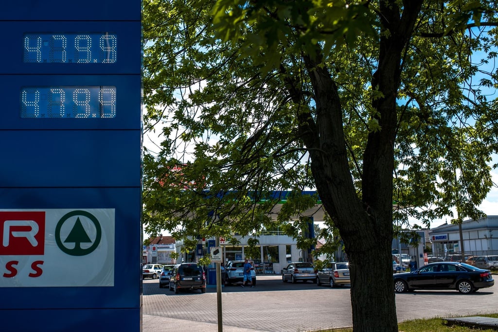 Eine Tankstelle mit amtlich regulierten Preisen im ungarischen Komárom am 27.05.2022.