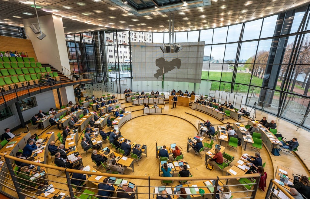 Abgeordneten sitzen im sächsischen Landtag.