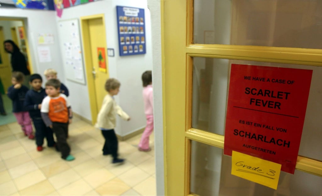 Ein Schild warnt vor Scharlach in einer internationalen Vorschule in Berlin. (Symbolbild)