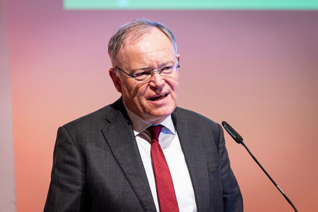 Niedersachsens Ministerpräsident Stephan Weil (SPD) hält eine Rede.