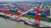 Containerschiffe legen in einem Hafen in Nanjing in der ostchinesischen Provinz Jiangsu an.