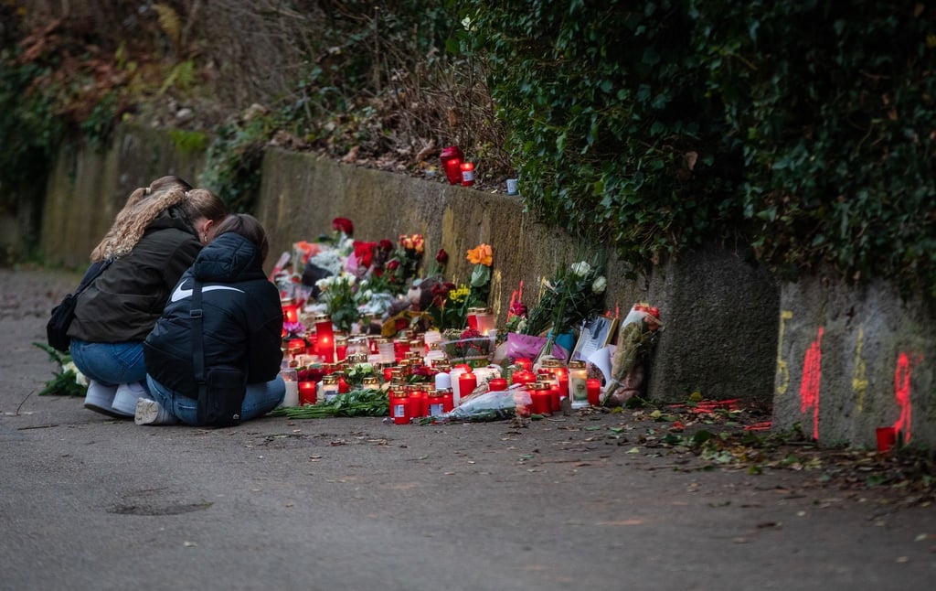 Drei Mädchen trauern am Tatort der tödlichen Schulweg-Attacke in Illerkirchberg.