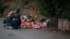 Drei Mädchen trauern am Tatort der tödlichen Schulweg-Attacke in Illerkirchberg.
