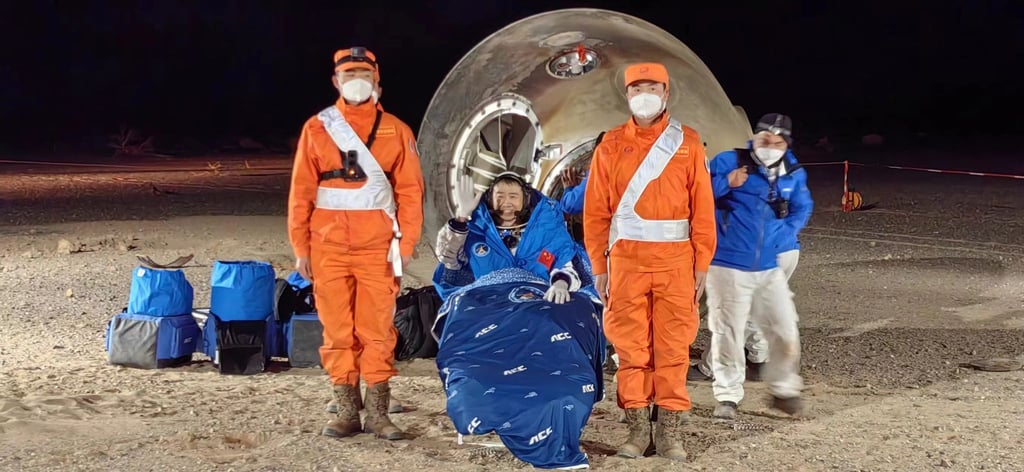 Astronaut Chen Dong winkt, nachdem er aus der Rückkehrkapsel geborgen wurde.