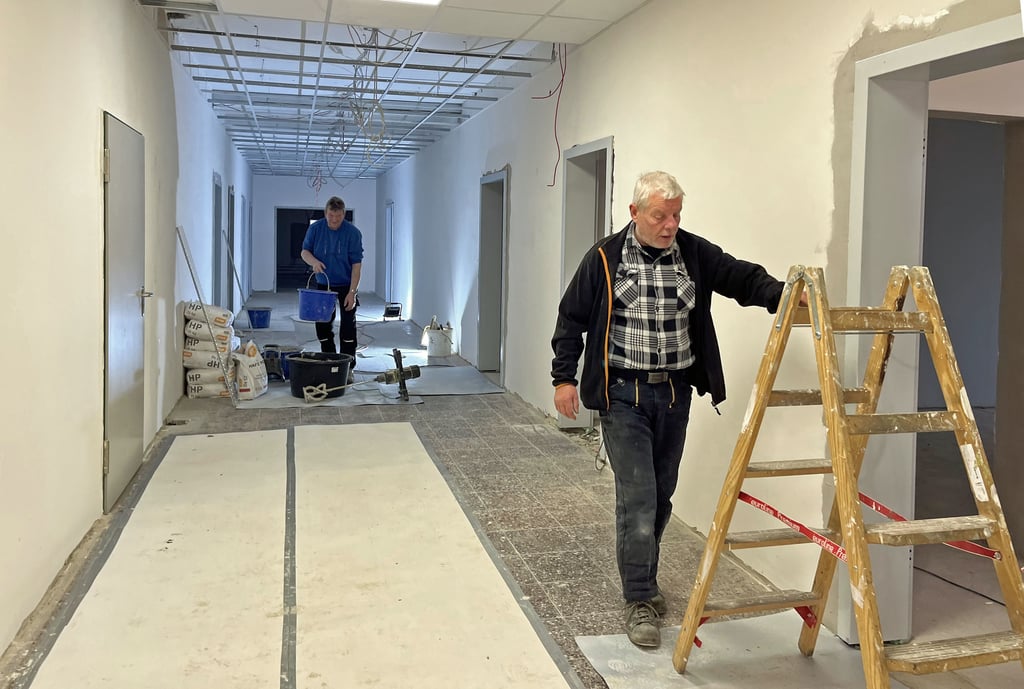 In den Fluren im Obergeschoss der Grundschule Grieben geht es sichtbar voran. Türen, Wände, Decken und Elektrik werden von verschiedenen Gewerken gleichzeitig erneuert. Auch ein moderner, pflegeleichter Bodenbelag soll noch folgen.
