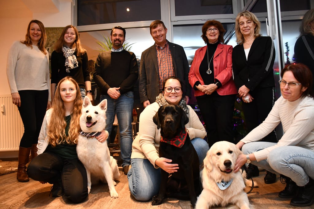 Der Magdeburger Verein "Tierisch geborgen" hat den Treffpunkt Wohncafé übernommen. Mitglieder und Unterstützer haben jetzt die Wiedereröffnung gefeiert.