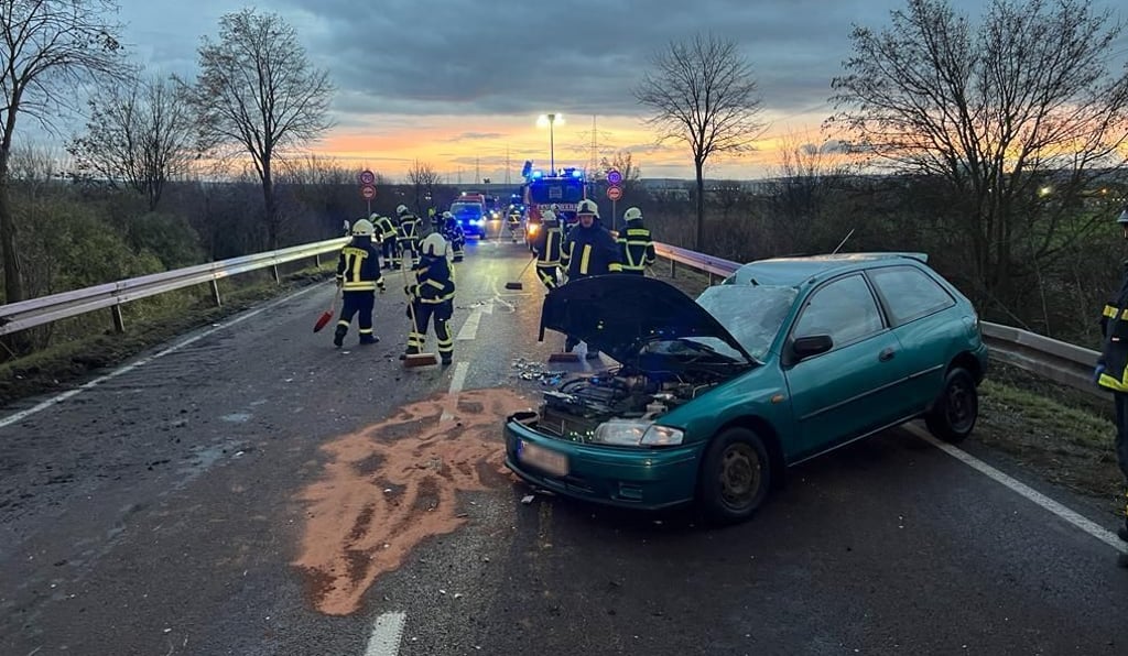 Am Abzweig Oberhütte sind ein Pkw und ein Lkw zusammengestoßen.