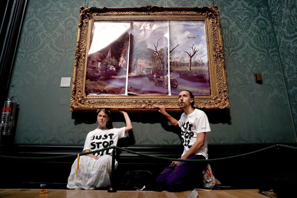 Klimaaktivisten der Organisation Just Stop Oil haben ihre Hände an den Rahmen des Gemäldes „The Hay Wain“ von John Constable geklebt, das sie zunächst mit einer auf Poster gedruckten dystopischen Version des Bildes verkleidet hatten.