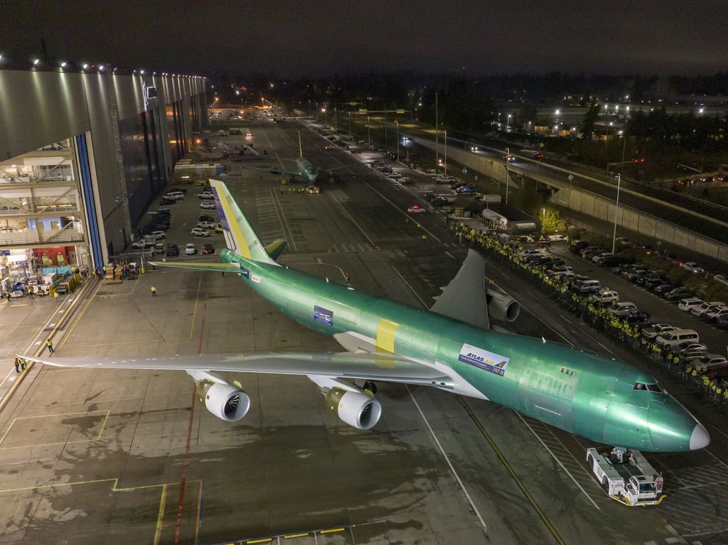 Der letzte Jumbo-Jet vom Typ 747 hat am Dienstagabend das große Boeing-Werk in Everett bei Seattle verlassen.