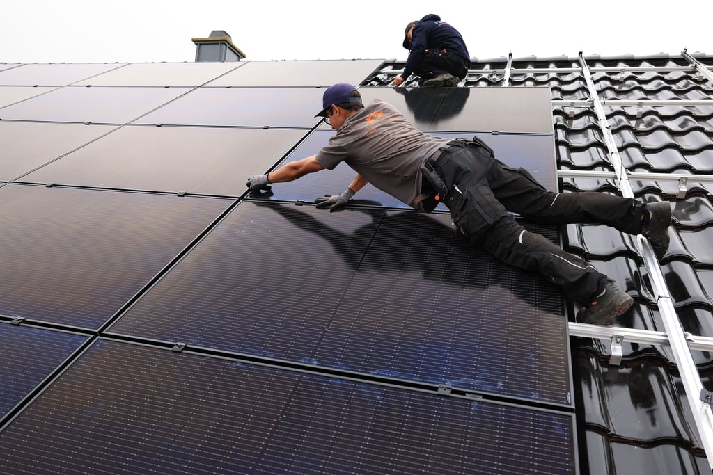 Die Nachfrage nach Solarstromanlagen samt Speicher ist stark gestiegen - daher gehen auch die Preise für Module und Batterien hoch.