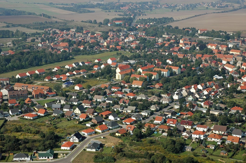 Der Südbereich Eilslebens, unter anderem mit den dicht besiedelten Wohngebieten Hohe Straße sowie dem "Blumen- und Bäumeviertel" wird erst im ersten Quartal 2023 von der Telekom mit Glasfaser erschlossen.