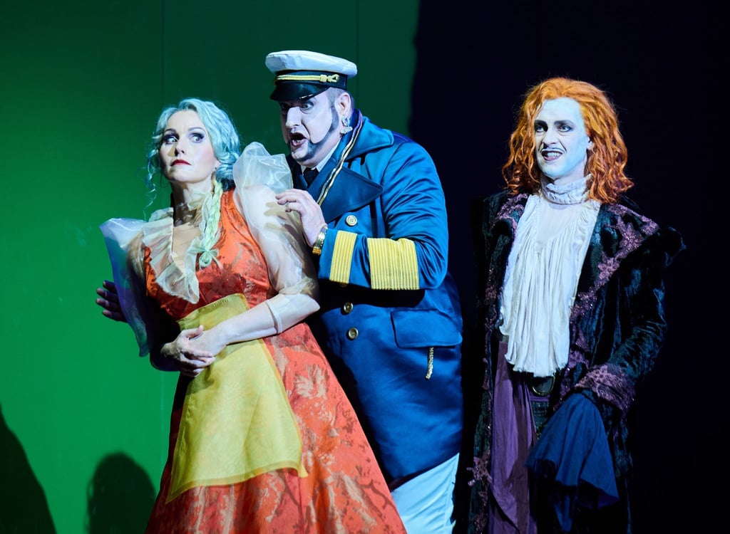 Senta (l-r, Daniela Köhler), Daland (Jens Larsen) und der Holländer (Günter Papendell) in der Komischen Oper.