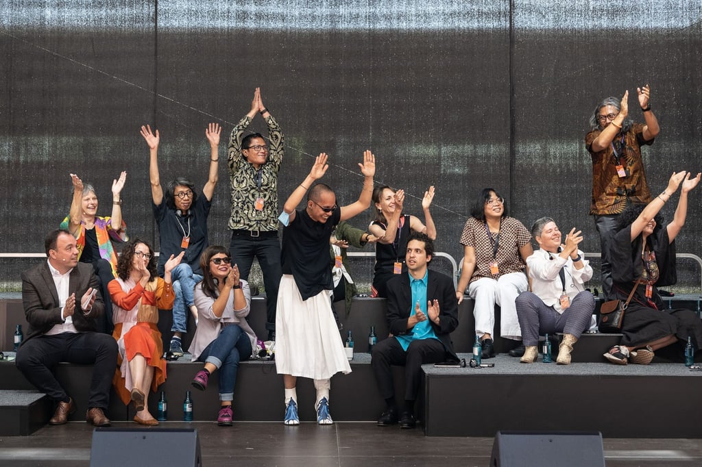 Mitglieder des indonesischen Kunstkollektivs Ruangrupa bei der Eröffnung der documenta.