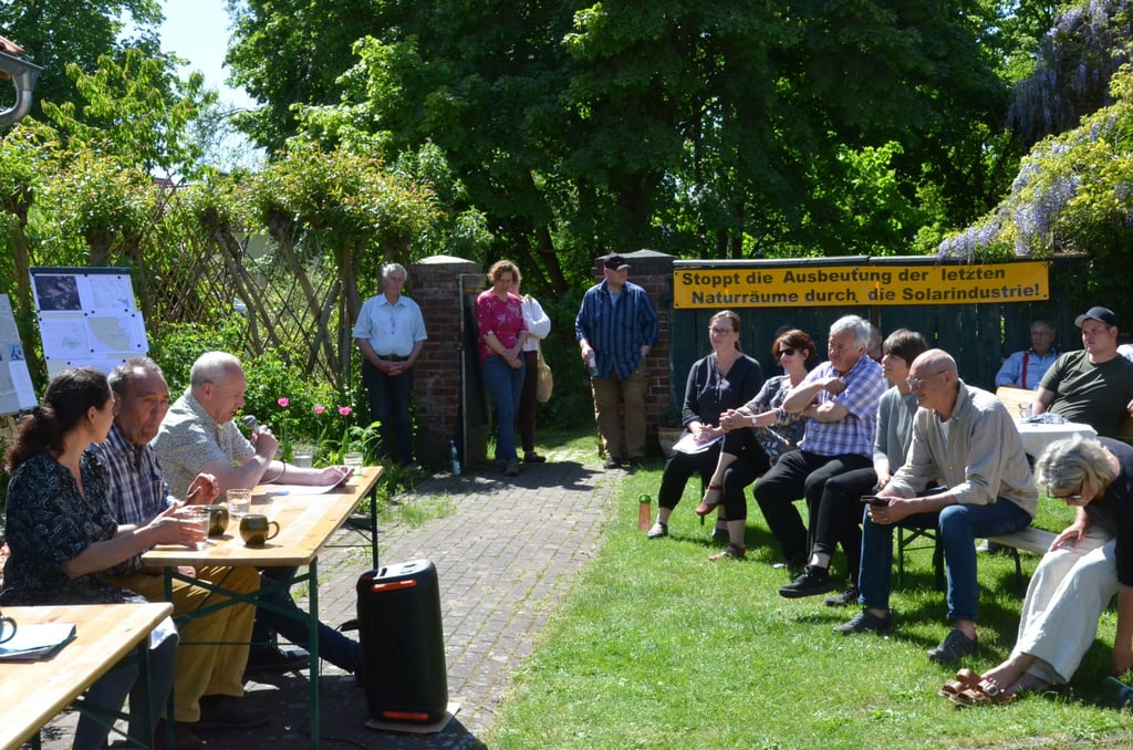 Eine Bürgerinitiative gegen den Solarpark hatte sich in Schollene gebildet - hier bei einer Veranstaltung im Mai des Jahres.