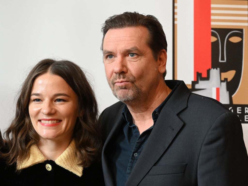 Valerie Pachner (l), Buhlschaft-Darstellerin und Michael Maertens, Jedermann-Darsteller stehen zusammen bei einem Pressetermin zur Vorstellung der Darsteller der „Jedermann“-Aufführung bei den Salzburger Festspielen 2023.
