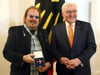 Bundespräsident Frank-Walter Steinmeier (r) verleiht den Bundesverdienstkreuz 1. Klasse an Frank Zander.