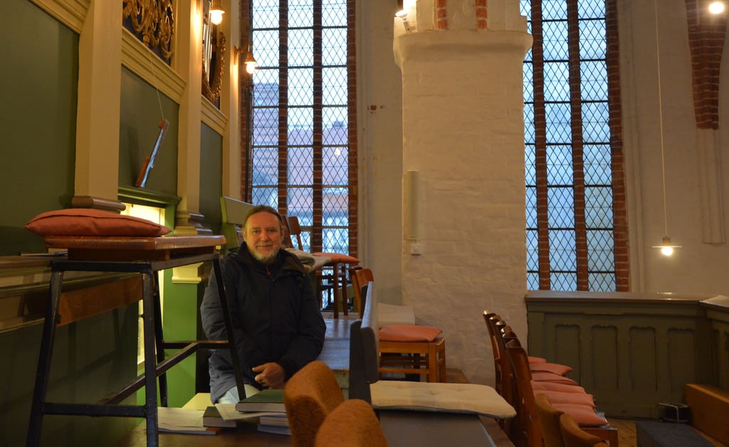 Regionalkantor Friedemann Lessing auf der Empore der St. Nicolaikirche Osterburg. Während der anglikanischen Christvesper am vierten Advent ist er dort oben mit rund 60 Sängern.