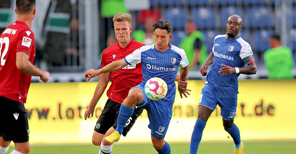 Am 19. August stand Jason Ceka (am Ball) gegen Hannover 96 in der Startelf. Dann folgte eine lange Zeit als Joker.