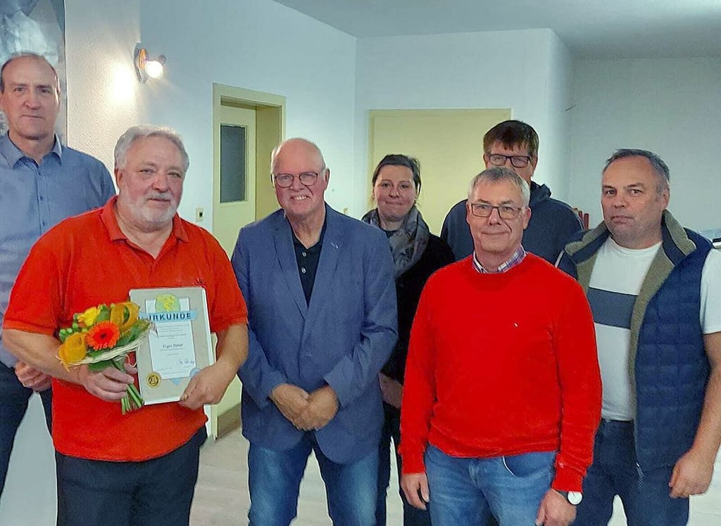 Zur Auszeichnung von Eugen Steiner (2.v.l.) war neben dem Vereinsvorstand unter anderem auch KSB-Geschäftsführer Jörg Augustin persönlich nach Badersleben gekommen.
