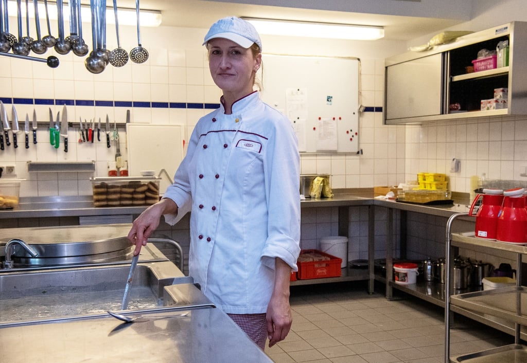Mit viel Einfühlungsvermögen und Empathie kümmert sich Diätköchin Olga Rul um die spezielle Ernährung der Bewohnerinnen und Bewohner des Spezial-Pflegeheims Hennigsdorf.