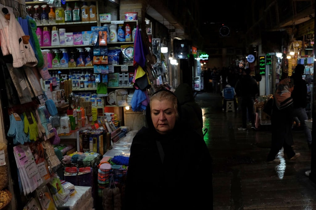Eine Frau geht am Montag durch den Tajrish-Basar in Teheran.