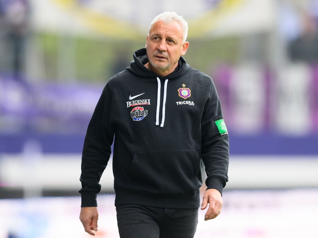 Aues Aues Trainer Pavel Dotchev läuft an der Seitenlinie entlang.