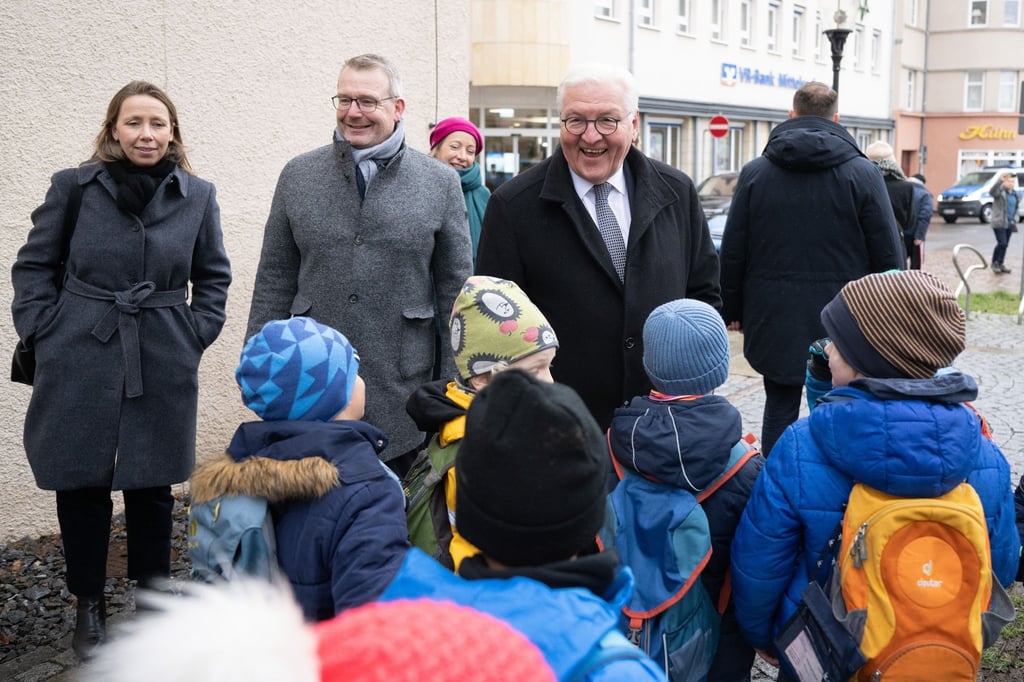 Bundespräsident Frank-Walter Steinmeier (r) und Freibergs OB Sven Krüger (2.v.l.) mit Kindern.