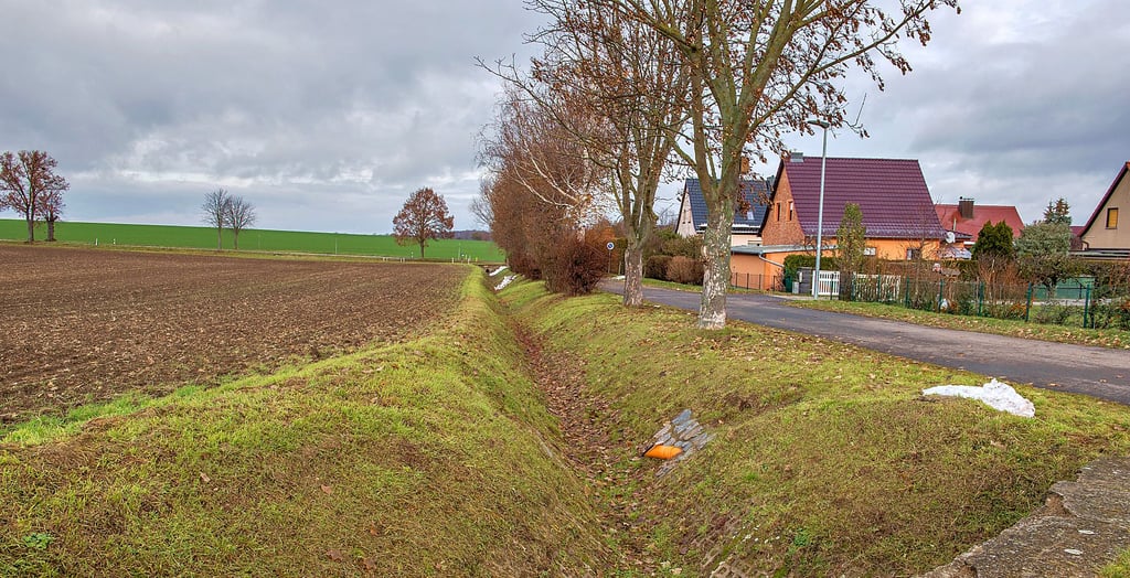 Auf der Fläche links des Grabens plant ein Investor, Eigenheime zu errichten. In Possenhain sorgt das für Unmut.