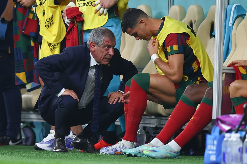Portugals Trainer Fernando Santos spricht kurz vor dessen Einwechselung mit Cristiano Ronaldo.