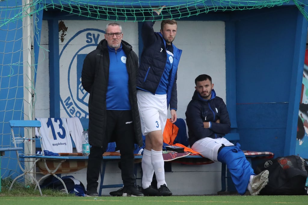 Fortuna-Trainer Dirk Hannemann (links) und seine Schützlinge sind durch den Spielausfall bereits in der Winterpause angekommen.
