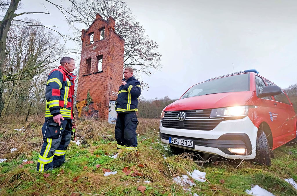 Auch die Raguhner Feuerwehrleute Daniel Schulz (l.) und Henry Rousseau machen sich stark für den Erhalt des Raguhner Wahrzeichens.