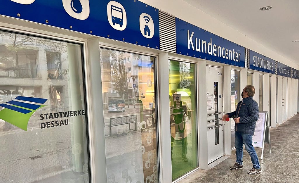 Das Kundencenter der Stadtwerke am Rathaus: Die Tür ist verschlossen. Kunden müssen erst klingeln, um eingelassen zu werden.