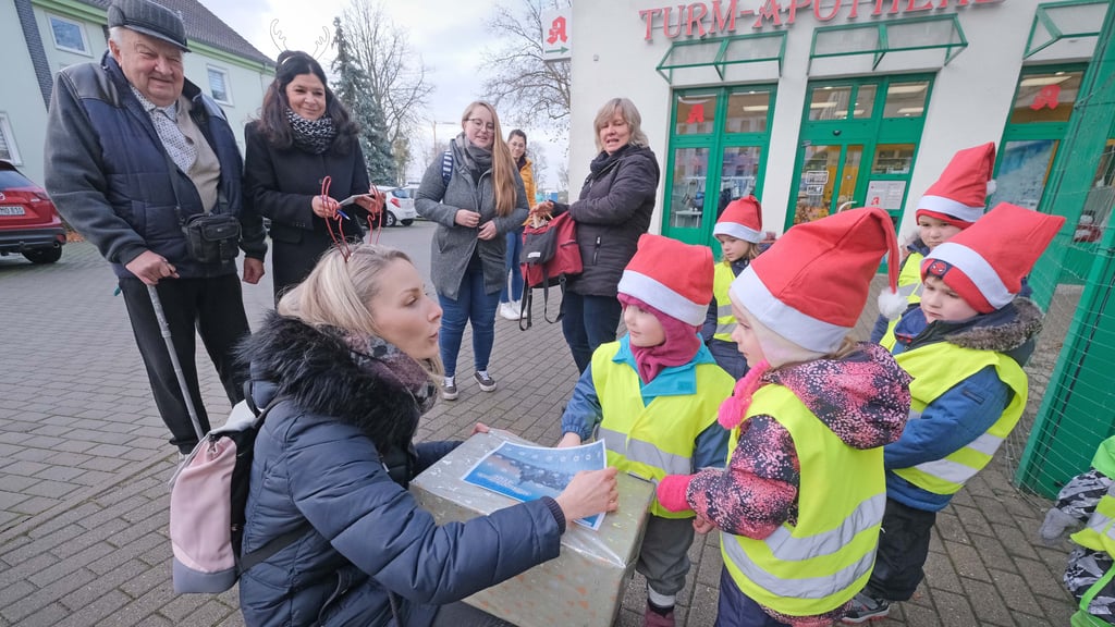 Die ersten Losnummern des diesjährigen Adventskalenders haben Kinder der Kita Farbklechs aus Steinfurth in der Wolfener Turmpassage gezogen.