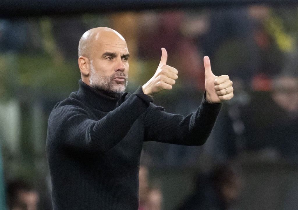 Steht seit 2016 bei Manchester City an der Seitenlinie: Pep Guardiola hebt beide Daumen.