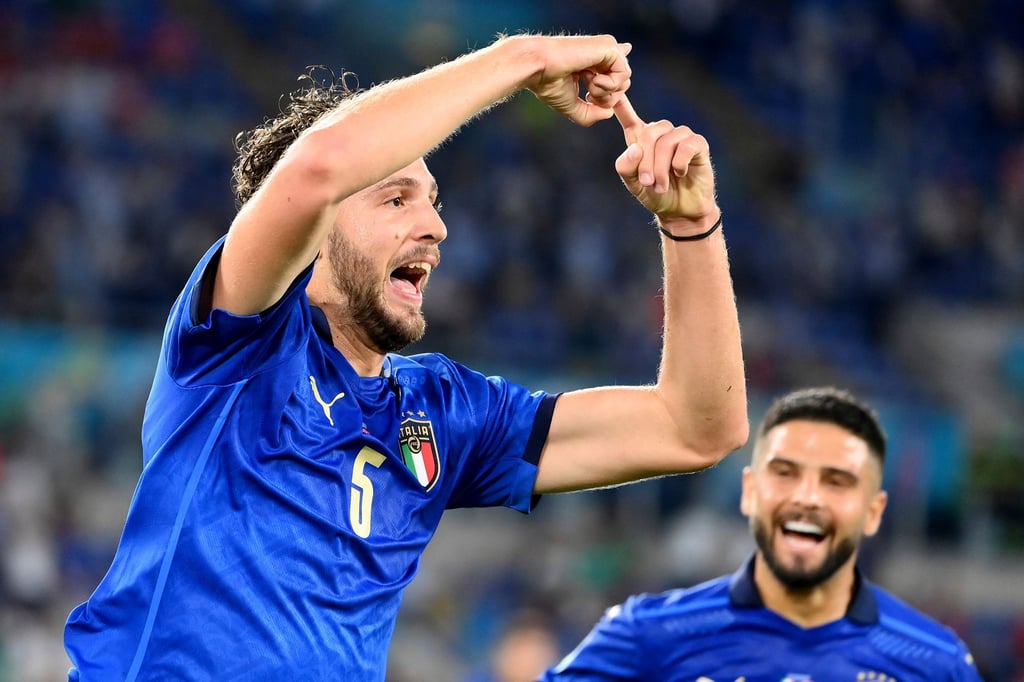 Italiens Manuel Locatelli (l) freut sich über seinen Treffer.