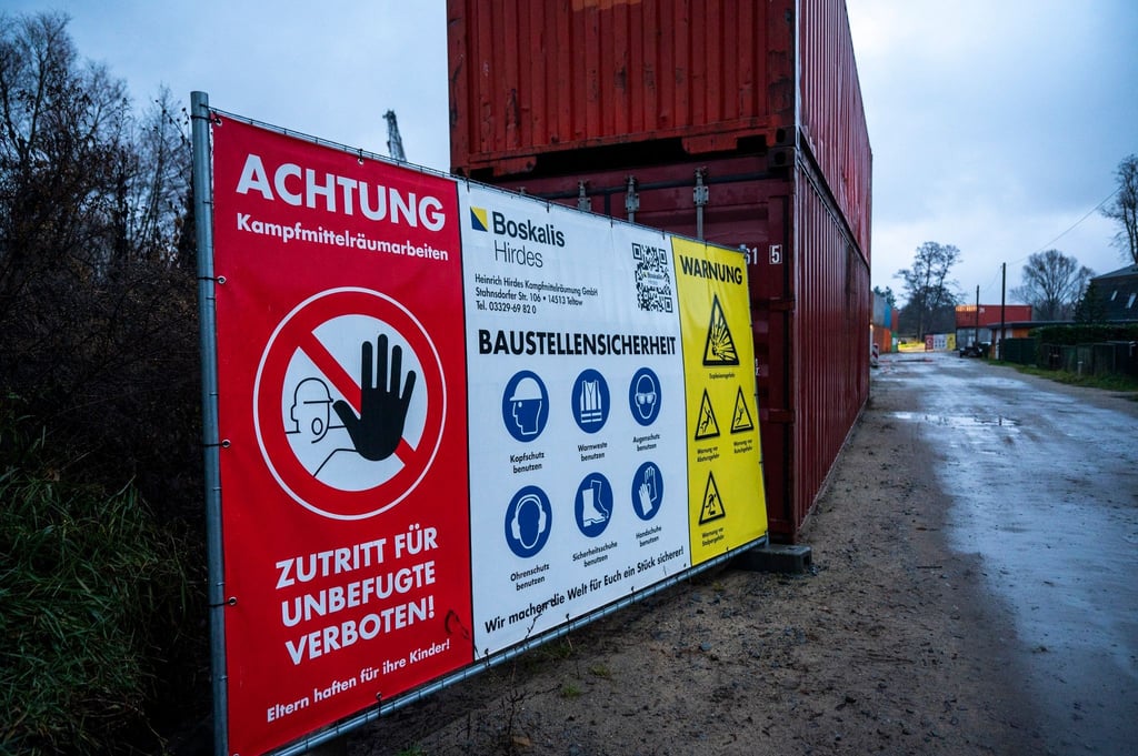 Vor einer Baustelle stehen Warnschilder für die Kampfmittelräumarbeiten.