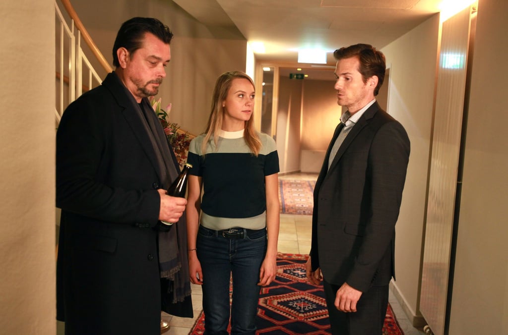 Chefinspektor Sascha Bergmann (Hary Prinz, l-r) und seine Kollegin Anni Sulmtaler (Anna Unterberger) interessieren sich auf unterschiedliche Weise für den smarten Finanzprüfer Markus Tauber (Michael Menzel).
