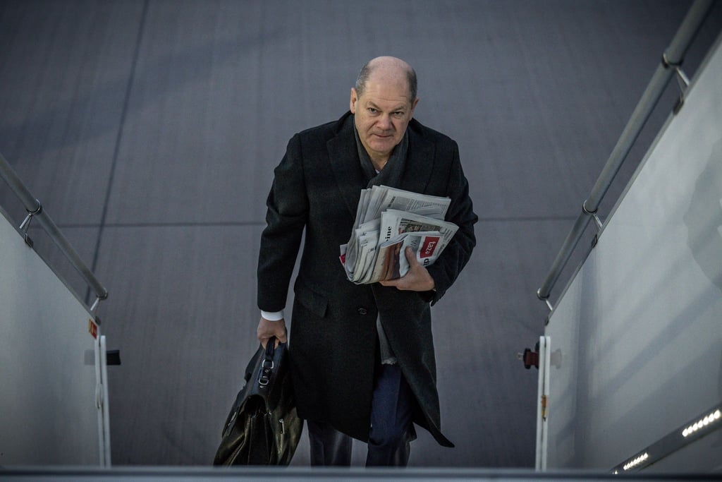 Bundeskanzler Olaf Scholz (SPD) auf dem Weg zum EU-Westbalkan-Gipfel in Albanies Hauptstadt Tirana - seine Regierung macht bei den Wählern derzeit keine so gute Figure.
