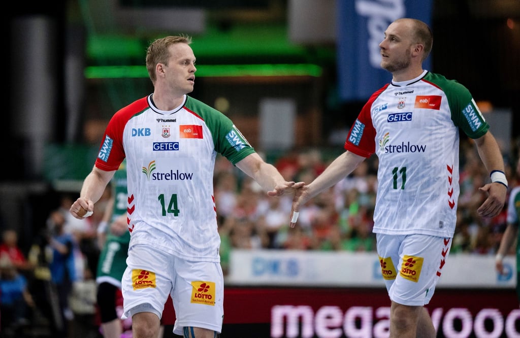 Magdeburgs Omar Ingi Magnusson (l) und Daniel Pettersson reagieren nach einem Tor.