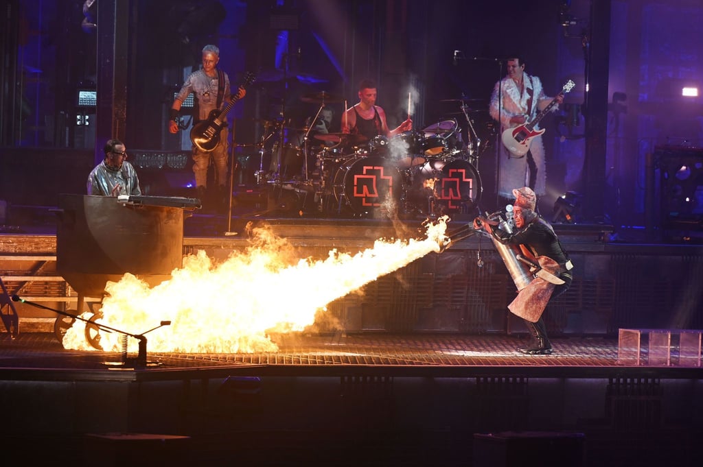 Rammstein Frontsänger Till Lindemann (r) feuert auf der Bühne mit einem Flammenwerfer auf Band-Mitglied Christian Lorenz (l) während des Titels „Mein Teil“ im Rahmen ihrer Deutschland-Tournee mit dem neuen Album „Zeit“.