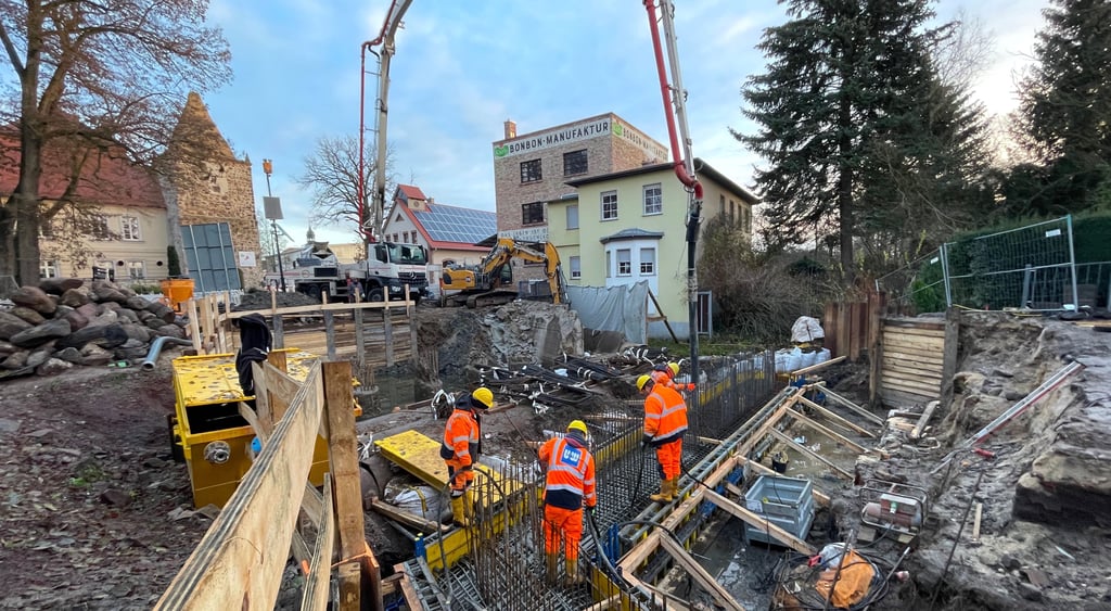 Jetzt ist ein erstes Betonfundament der Loburger Ehlebrücke gegossen worden.