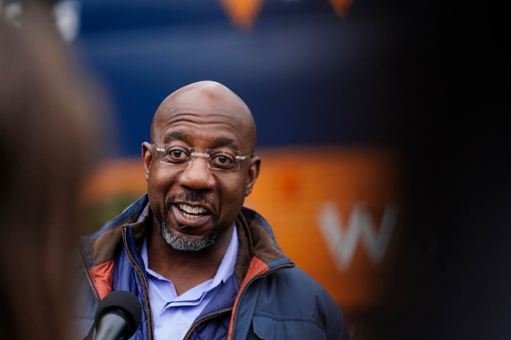 Mit dem Wahlsieg des Demokraten Raphael Warnock in Georgia kann die Partei von Präsident Joe Biden ihre hauchdünne Mehrheit im US-Senat ausbauen.