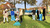 Die Neuntklässler des Gymnasiums Mücheln halfen den Bauhofmitarbeitern, im Stadtpark das Herbstlaub zusammenzufegen.  