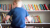Viele Viertklässler haben einer Studie zufolge einen zu geringen Wortschatz. Der Förderbedarf sei besonders groß bei Kindern, die selten oder nie ein Buch lesen, die nicht in Deutschland geboren sind und deren Eltern einen eher niedrigen Bildungsabschluss haben.