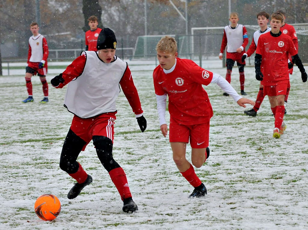 Leon Mathewes (links) siegte mit den B-Junioren von Lok Stendal 5:0 über den SV Dessau 05.