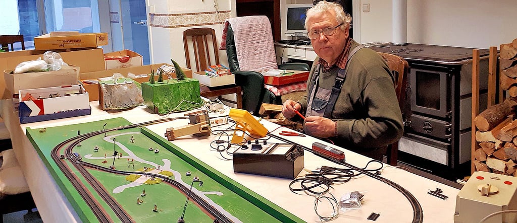 Bevor die Bahn ihre Runden drehen konnte, musste Andreas Schwieger einiges an der Anlage reparieren. Über einen Knopf neben dem Schaufenster wird der Zug gestartet.