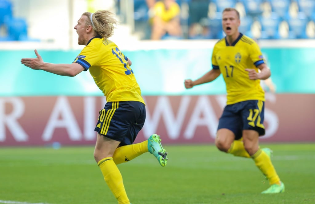 Schwedens Emil Forsberg jubelt nach seinem Elfmetertreffer zur 1:0-Führung - daneben Mannschaftskamerad Viktor Claesson.